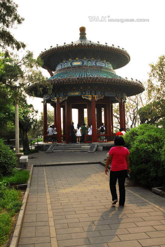东方人,一个人,公园,走,竖图,室外,白天,旅游,度假,植物,标志建筑,道路,地标,建筑,路,北京,中国,亚洲,仅一个女性,仅一个人,阴影,服装,光线,影子,亭子,小路,交通,首都,休闲装,黄种人,娱乐,建设,景山公园,树,树木,背面,衣服,蓝色,绿色,蓝天,天空,阳光,自然,凉亭,天,仅一个中年女性,享受,休闲,休闲服,旅游胜地,放松,服饰,生长,晴朗,成长,东亚,万里无云,中华人民共和国,北京市,京,北平,华北地区,西城区,女人,女性,中年女性,亚洲人,晴空,晴空万里,步行,散步,走路,彩图,全身,shwf1