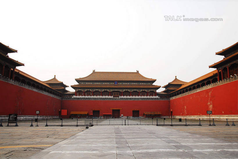 无人,故宫,横图,室外,白天,正面,旅游,度假,名胜古迹,标志建筑,地标,建筑,北京,中国,亚洲,阴影,遗迹,光线,影子,墙,正门,首都,古迹,文物,娱乐,建设,城墙,古建筑,午门,墙壁,墙面,红色,蓝色,蓝天,天空,阳光,紫禁城,天,享受,休闲,旅游胜地,放松,城楼,晴朗,古文明,东亚,万里无云,中华人民共和国,东城区,北京市,京,北平,华北地区,晴空,晴空万里,彩图,故宫博物院,北京紫禁城,北京故宫,shwf1