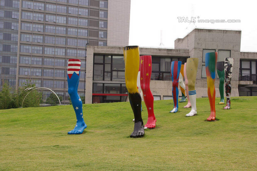 腿部,腿,无人,高楼大厦,横图,彩色,室外,白天,正面,度假,办公楼,草地,草坪,美景,植物,城市风光,城市,大厦,建筑,摩天大楼,写字楼,雕塑,上海,中国,亚洲,许多,阴影,艺术,装饰,光线,雕刻,雕像,影子,景观,很多,娱乐,袜子,红坊,创意园,草,蓝色,绿色,蓝天,天空,阳光,工艺品,楼宇,天,享受,休闲,商务楼,景色,放松,晴朗,纪念,长袜,美术,申,主题,陈列,东亚,长筒袜,长宁区,上海市,万里无云,中华人民共和国,沪,华东地区,功能,美学,长统袜,晴空,晴空万里,彩图,大楼,高层建筑,高楼,摩天楼,红坊文化艺术社区,红坊创意园区,shwf1