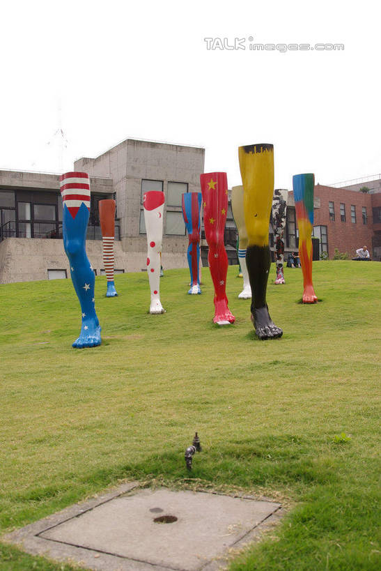 腿部,腿,无人,高楼大厦,竖图,彩色,室外,白天,正面,度假,办公楼,草地,草坪,美景,植物,城市风光,城市,大厦,建筑,摩天大楼,写字楼,雕塑,上海,中国,亚洲,许多,阴影,艺术,装饰,光线,雕刻,雕像,影子,景观,很多,娱乐,袜子,红坊,创意园,草,蓝色,绿色,蓝天,天空,阳光,工艺品,楼宇,天,享受,休闲,商务楼,景色,放松,晴朗,纪念,长袜,美术,申,主题,陈列,东亚,长筒袜,长宁区,上海市,万里无云,中华人民共和国,沪,华东地区,功能,美学,长统袜,晴空,晴空万里,彩图,大楼,高层建筑,高楼,摩天楼,红坊文化艺术社区,红坊创意园区,shwf1