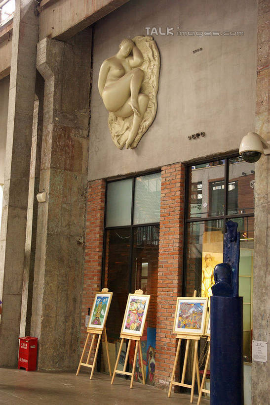 无人,商店,竖图,室外,白天,正面,度假,美景,窗户,落地窗,门,城市风光,城市,雕塑,上海,中国,亚洲,艺术,装饰,信息,雕刻,雕像,景观,娱乐,商铺,红坊,创意园,玻璃窗,布告,布告栏,工艺品,门框,享受,休闲,景色,放松,纪念,美术,申,通知,公告,传播,主题,消息,陈列,东亚,长宁区,上海市,中华人民共和国,沪,华东地区,功能,美学,市肆,商号,公布栏,彩图,店铺,红坊文化艺术社区,红坊创意园区,shwf1