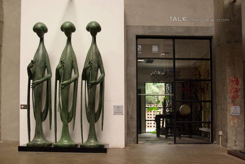 无人,横图,室内,白天,正面,度假,美景,门,城市风光,城市,玻璃,雕塑,上海,中国,亚洲,一排,艺术,整齐,装饰,雕刻,雕像,墙,景观,娱乐,红坊,创意园,墙壁,墙面,玻璃制品,排列,工艺品,门框,享受,休闲,景色,放松,纪念,美术,申,队列,主题,陈列,东亚,长宁区,上海市,中华人民共和国,沪,华东地区,功能,美学,彩图,红坊文化艺术社区,红坊创意园区,shwf1