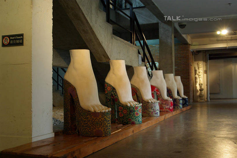 腿部,脚,脚趾,脚趾甲,腿,无人,栏杆,横图,室内,白天,正面,度假,美景,楼梯,城市风光,城市,照明,雕塑,上海,中国,亚洲,一排,阴影,艺术,整齐,装饰,光线,雕刻,雕像,扶手,影子,阶梯,景观,灯光,光脚,娱乐,红坊,护栏,顶灯,创意园,台阶,灯,排列,工艺品,灯具,享受,休闲,赤脚,景色,放松,纪念,照亮,美术,申,照明设备,队列,主题,陈列,东亚,长宁区,上海市,中华人民共和国,沪,华东地区,功能,美学,脚指甲,彩图,红坊文化艺术社区,红坊创意园区,shwf1