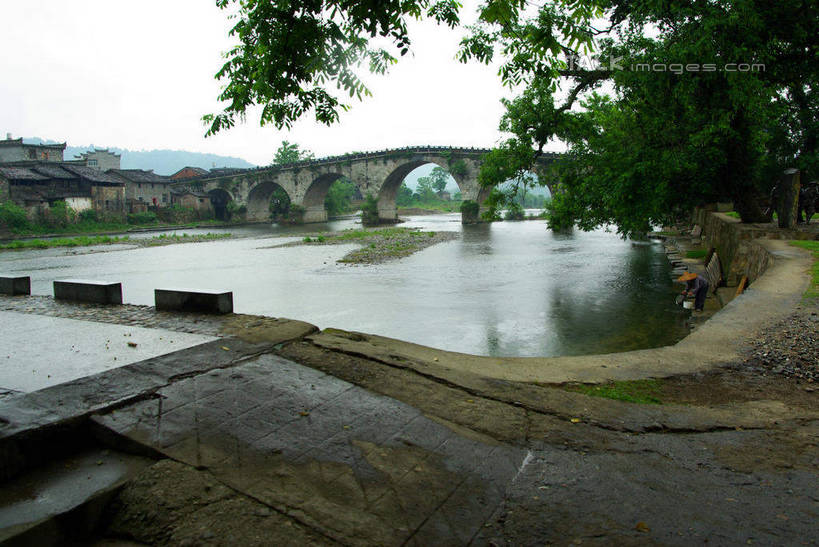 无人,家,横图,室外,白天,正面,旅游,度假,河流,石头,名胜古迹,山,山脉,水,植物,标志建筑,地标,建筑,中国,亚洲,遗迹,石子,房屋,屋子,河水,山峰,水流,桥,山峦,古迹,文物,娱乐,建设,古建筑,古码头,江西,景德镇,石桥,楼房,拱桥,住宅,栈桥,树,树木,绿色,天空,自然,群山,天,享受,休闲,旅游胜地,瓦房,放松,拱形,生长,成长,人行桥,东埠古码头,石拱桥,古文明,东亚,江西省,中华人民共和国,华东地区,赣,景德镇市,石块,彩图,房子,瑶里镇,瑶里古镇,瑶里,shwf1