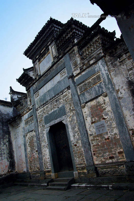 无人,竖图,室外,白天,仰视,旅游,度假,名胜古迹,门,标志建筑,地标,建筑,中国,亚洲,遗迹,墙,古迹,文物,娱乐,建设,古建筑,江西,景德镇,墙壁,墙面,蓝色,蓝天,天空,门框,天,享受,休闲,旅游胜地,放松,祠堂,晴朗,祠庙,古文明,东亚,江西省,万里无云,中华人民共和国,华东地区,赣,景德镇市,晴空,晴空万里,彩图,低角度拍摄,瑶里镇,瑶里古镇,瑶里,shwf1