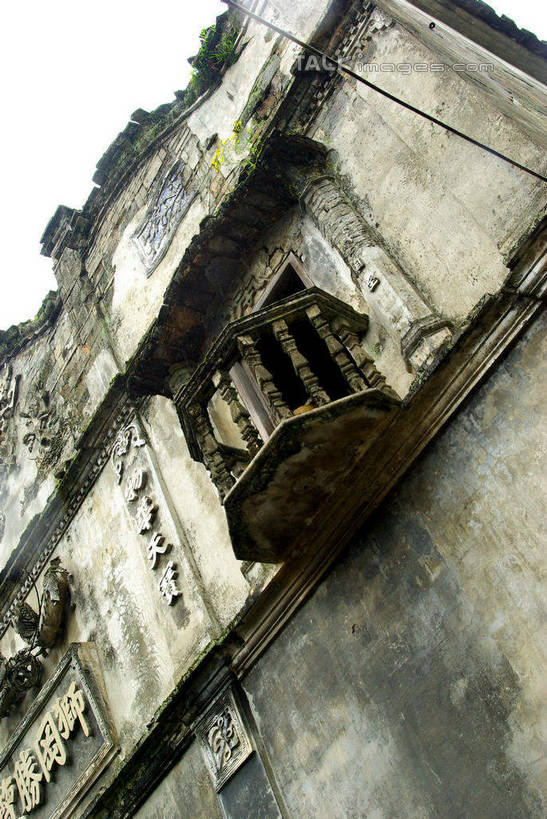 无人,家,竖图,室外,白天,仰视,旅游,度假,名胜古迹,窗户,标志建筑,地标,建筑,中国,亚洲,遗迹,房屋,墙,屋子,古迹,文物,娱乐,建设,古建筑,江西,景德镇,狮冈胜览,楼房,玻璃窗,窗台,墙壁,墙面,住宅,享受,休闲,旅游胜地,瓦房,放松,古文明,东亚,江西省,中华人民共和国,华东地区,赣,景德镇市,彩图,低角度拍摄,房子,瑶里镇,瑶里古镇,瑶里,狮冈胜览民居,shwf1