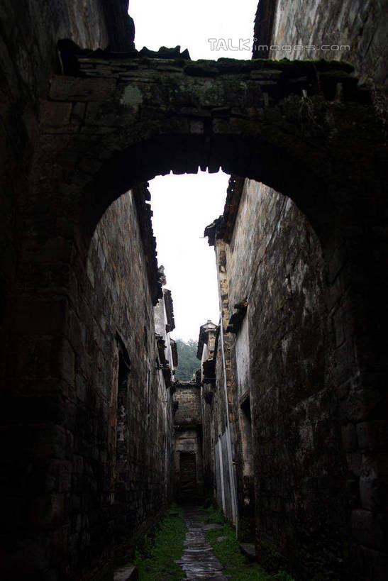 无人,家,竖图,室外,白天,仰视,旅游,度假,名胜古迹,标志建筑,地标,胡同,建筑,中国,亚洲,遗迹,房屋,墙,屋子,古迹,文物,娱乐,建设,古建筑,江西,理坑,婺源,楼房,墙壁,墙面,住宅,蓝色,蓝天,天空,天,享受,休闲,旅游胜地,瓦房,放松,晴朗,古文明,东亚,江西省,万里无云,中华人民共和国,华东地区,赣,婺源县,上饶,上饶市,晴空,晴空万里,里弄,彩图,低角度拍摄,房子,沱川乡,理坑村,巷,shwf1