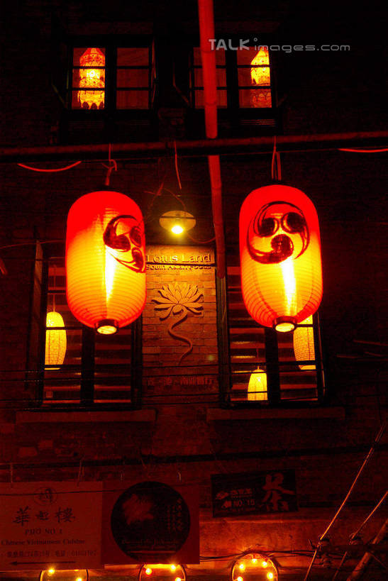 无人,竖图,室外,夜晚,正面,度假,美景,城市风光,城市,照明,上海,中国,亚洲,阴影,光线,昆虫,蚕,灯笼,影子,纸灯笼,景观,灯光,娱乐,泰康路,田子坊,动物,灯具,享受,休闲,景色,放松,照亮,申,照明设备,益虫,卢湾区,东亚,上海市,中华人民共和国,沪,华东地区,家蚕,蚕宝宝,桑蚕,彩图,shwf1