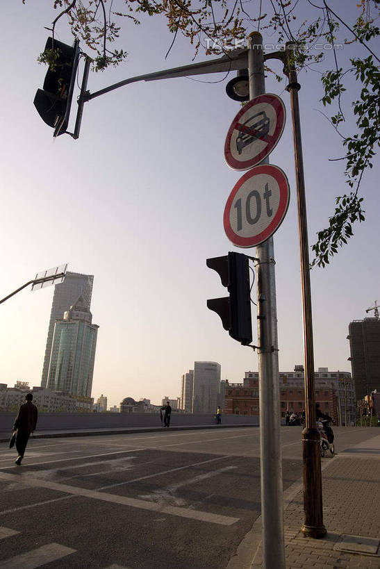 无人,高楼大厦,竖图,室外,白天,仰视,度假,安全,美景,城市风光,城市,大厦,道路,建筑,路,摩天大楼,指示牌,公路,上海,中国,亚洲,阴影,光线,标志,路标,影子,景观,红绿灯,分界线,停车线,信号灯,交通,娱乐,标识,圆明园路,路牌,蓝色,蓝天,天空,阳光,天,享受,休闲,景色,放松,警示,晴朗,车行道,车行道分界线,申,提示,标线,流通,黄浦区,东亚,车行线,上海市,交通信号灯,万里无云,行人信号灯,中华人民共和国,沪,华东地区,晴空,晴空万里,马路,彩图,低角度拍摄,大楼,高层建筑,高楼,摩天楼,shwf1