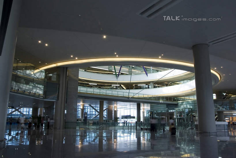 无人,机场,横图,室内,白天,仰视,度假,美景,窗户,落地窗,城市风光,城市,电梯,飞机场,指示牌,照明,上海,中国,亚洲,标志,文字,景观,灯光,运输工具,娱乐,标识,顶灯,玻璃窗,灯,灯具,享受,休闲,景色,放松,升降梯,虹桥机场,照亮,申,照明设备,东亚,长宁区,上海市,中华人民共和国,沪,华东地区,虹桥路,上海虹桥国际机场,航空站,空港,彩图,低角度拍摄,升降设备,shwf1