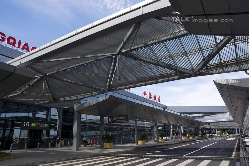 无人,机场,横图,室外,白天,仰视,度假,石头,美景,城市风光,城市,道路,飞机场,路,人行横道,公路,上海,中国,亚洲,阴影,光线,英文,标志,石子,文字,影子,字符,字母,景观,云,云朵,人行道,天桥,桥,分界线,停车线,交通,云彩,娱乐,标识,蓝色,白云,蓝天,天空,阳光,天,享受,休闲,汉字,景色,放松,晴朗,人行桥,英文字母,车行道,车行道分界线,虹桥机场,申,中文,标线,人行横道线,东亚,车行线,长宁区,上海市,中华人民共和国,沪,华东地区,虹桥路,国文,华文,上海虹桥国际机场,航空站,空港,石块,晴空,斑马线,马路,彩图,低角度拍摄,shwf1