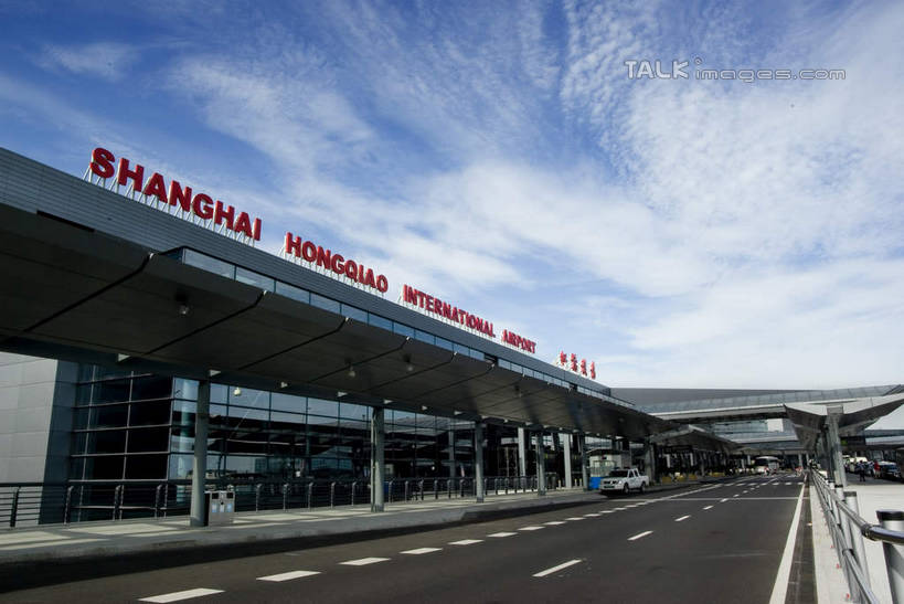 无人,机场,横图,室外,白天,仰视,度假,石头,美景,城市风光,城市,道路,飞机场,路,人行横道,公路,上海,中国,亚洲,阴影,光线,英文,标志,石子,文字,影子,字符,字母,景观,云,云朵,人行道,天桥,桥,分界线,停车线,交通,云彩,娱乐,标识,蓝色,白云,蓝天,天空,阳光,天,享受,休闲,汉字,景色,放松,晴朗,人行桥,英文字母,车行道,车行道分界线,虹桥机场,申,中文,标线,人行横道线,东亚,车行线,长宁区,上海市,中华人民共和国,沪,华东地区,虹桥路,国文,华文,上海虹桥国际机场,航空站,空港,石块,晴空,斑马线,马路,彩图,低角度拍摄,shwf1