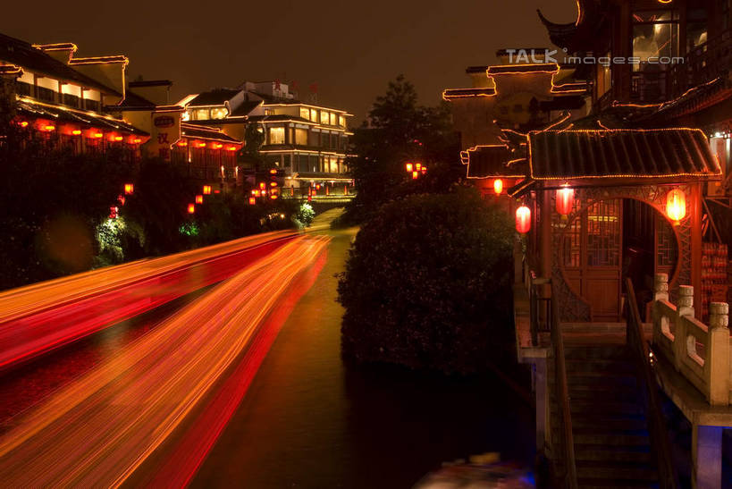 无人,寺庙,横图,彩色,室外,夜晚,正面,长时间曝光,旅游,度假,河流,名胜古迹,水,标志建筑,地标,建筑,霓虹灯,船,照明,南京,中国,亚洲,阴影,节日,朦胧,模糊,遗迹,光线,灯笼,影子,纸灯笼,河水,水流,灯光,木船,七彩,古迹,文化,文物,娱乐,光源,建设,古建筑,江苏,霓虹,灯,灯具,庙宇,交通工具,祈祷,享受,休闲,健康,旅游胜地,放松,许愿,宗教,佛教,信仰,纪念,夫子庙,祈求,照亮,舟,照明设备,载具,曝光,古文明,东亚,江苏省,南京市,中华人民共和国,华东地区,苏,省会,氖灯,释教,南京夫子庙,平安,石头城,彩图,庙,寺,shwf1