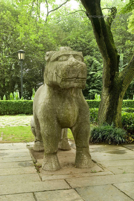 无人,站,竖图,室外,白天,正面,旅游,度假,智慧,名胜古迹,植物,标志建筑,地标,建筑,雕塑,南京,中国,亚洲,遗迹,艺术,装饰,雕刻,雕像,注视,古迹,文物,娱乐,建设,古建筑,江苏,石雕,树,树木,一只,绿色,自然,工艺品,观察,看,站着,享受,休闲,墓地,旅游胜地,放松,生长,成长,观看,纪念,明孝陵,獬豸,美术,公正,察看,坟墓,陵墓,关注,主题,陈列,坟场,古文明,东亚,江苏省,南京市,中华人民共和国,华东地区,苏,省会,功能,美学,灵兽,玄武,石头城,站立,彩图,全身,玄武区,孝陵,解廌,任法兽,祥兽,异兽,直辨兽,公平,shwf1