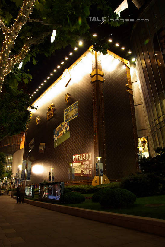 无人,商店,竖图,室外,夜晚,仰视,购物,度假,消费,美景,城市风光,超市,城市,商场,手提箱,照明,上海,中国,亚洲,阴影,传递,光线,信息,英文,标志,旅行箱,文字,影子,邮件,字符,字母,景观,灯光,联系,娱乐,标识,顶灯,灯,南京西路,容器,行李箱,箱子,灯具,享受,休闲,景色,放松,联络,邮递,金融,通信,百货,信件,储藏,出差,英文字母,恒隆广场,照亮,申,照明设备,储存,选购,邮政,贸易,百货公司,东亚,静安区,上海市,中华人民共和国,沪,华东地区,血拼,彩图,低角度拍摄,旅行,购物商场,购物中心,商业中心,贮存,shwf1