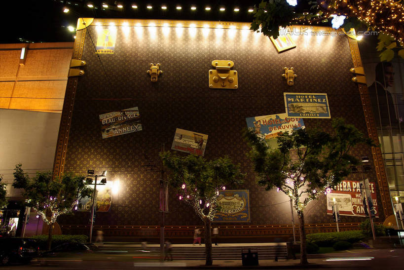 无人,商店,横图,室外,夜晚,仰视,购物,度假,消费,美景,植物,城市风光,超市,城市,商场,手提箱,照明,上海,中国,亚洲,阴影,传递,光线,信息,英文,标志,旅行箱,文字,影子,邮件,字符,字母,景观,灯光,联系,娱乐,标识,顶灯,灯,树,树木,南京西路,绿色,自然,容器,行李箱,箱子,灯具,享受,休闲,景色,放松,联络,邮递,金融,通信,百货,生长,成长,信件,储藏,出差,英文字母,恒隆广场,照亮,申,照明设备,储存,选购,邮政,贸易,百货公司,东亚,静安区,上海市,中华人民共和国,沪,华东地区,血拼,彩图,低角度拍摄,旅行,购物商场,购物中心,商业中心,贮存,shwf1