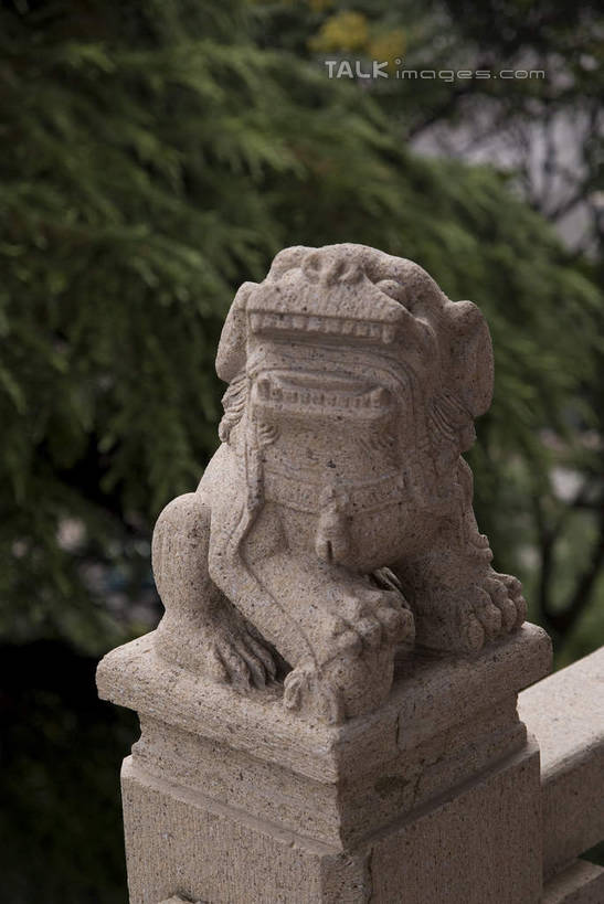 无人,站,竖图,室外,白天,正面,旅游,度假,名胜古迹,植物,标志建筑,地标,建筑,哺乳动物,野生动物,狮子,雕塑,南京,中国,亚洲,阴影,辟邪,遗迹,艺术,装饰,光线,雕刻,雕像,影子,注视,古迹,文化,文物,娱乐,建设,古建筑,江苏,石雕,树,树木,一只,绿色,阳光,自然,动物,工艺品,石狮,观察,看,祈祷,站着,享受,休闲,健康,旅游胜地,放松,许愿,生长,成长,观看,纪念,狮子山,阅江楼,祈求,美术,察看,关注,主题,凶猛,陈列,古文明,东亚,鼓楼,江苏省,南京市,中华人民共和国,华东地区,苏,省会,功能,美学,驱邪,祛邪,避邪,守护神,残暴,平安,凶残,石头城,站立,彩图,全身,鼓楼区,卢龙山,shwf1