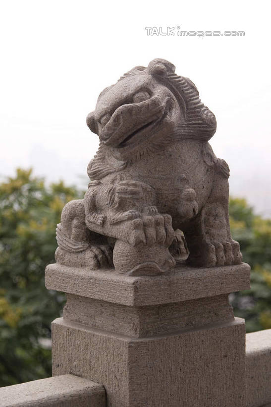 无人,站,竖图,室外,白天,正面,旅游,度假,名胜古迹,植物,标志建筑,地标,建筑,哺乳动物,野生动物,狮子,雕塑,南京,中国,亚洲,阴影,辟邪,遗迹,艺术,装饰,光线,雕刻,雕像,影子,注视,古迹,文化,文物,娱乐,建设,古建筑,江苏,石雕,树,树木,一只,蓝色,绿色,蓝天,天空,阳光,自然,动物,工艺品,石狮,天,观察,看,祈祷,站着,享受,休闲,健康,旅游胜地,放松,许愿,生长,晴朗,成长,观看,纪念,狮子山,阅江楼,祈求,美术,察看,关注,主题,凶猛,陈列,古文明,东亚,鼓楼,江苏省,南京市,万里无云,中华人民共和国,华东地区,苏,省会,功能,美学,驱邪,祛邪,避邪,守护神,残暴,平安,凶残,石头城,晴空,晴空万里,站立,彩图,全身,鼓楼区,卢龙山,shwf1