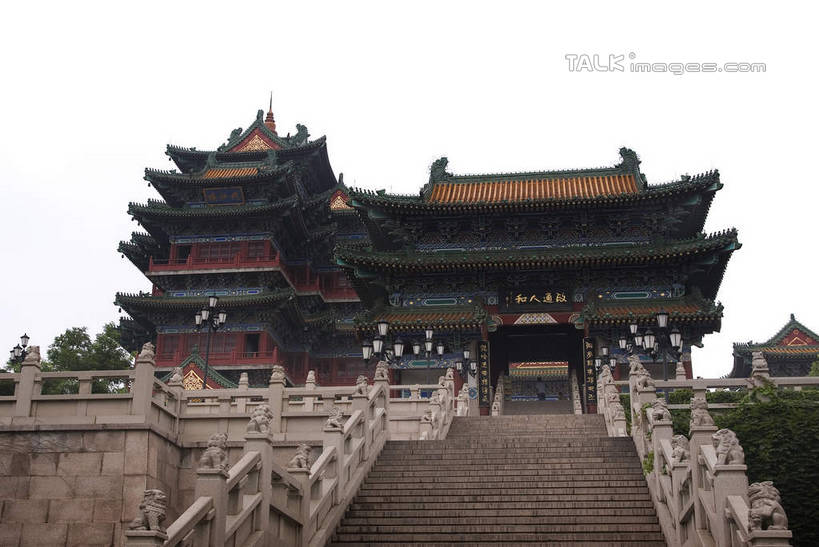 无人,栏杆,横图,室外,白天,仰视,旅游,度假,名胜古迹,楼梯,标志建筑,地标,建筑,南京,中国,亚洲,阴影,遗迹,光线,扶手,影子,房屋,阶梯,楼阁,屋子,古迹,文物,娱乐,建设,古建筑,江苏,护栏,楼房,台阶,蓝色,蓝天,天空,阳光,天,享受,休闲,旅游胜地,放松,晴朗,狮子山,阅江楼,古文明,东亚,鼓楼,江苏省,南京市,万里无云,中华人民共和国,华东地区,苏,省会,石头城,晴空,晴空万里,彩图,低角度拍摄,房子,鼓楼区,卢龙山,架空,shwf1