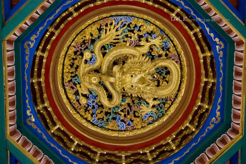 无人,横图,室外,特写,白天,仰视,旅游,度假,绘画,成功,名胜古迹,标志建筑,地标,建筑,雕塑,南京,中国,亚洲,花纹,曲折,弯曲,遗迹,艺术,装饰,龙,雕刻,雕像,浮雕,古迹,文化,文物,娱乐,建设,古建筑,江苏,盘旋,工艺品,享受,休闲,旅游胜地,放松,蜿蜒,纪念,狮子山,阅江楼,美术,高贵,主题,图腾,回旋,传说,陈列,古文明,东亚,扭转,鼓楼,江苏省,盘龙,南京市,中华人民共和国,华东地区,苏,省会,功能,美学,祥瑞,灵兽,权势,尊荣,幸运,石头城,画画,彩图,低角度拍摄,鼓楼区,夔龙纹,夔纹,纹饰,卢龙山,shwf1