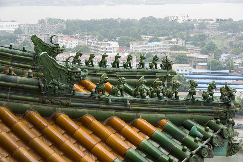 无人,横图,室外,白天,正面,旅游,度假,幸福,河流,名胜古迹,山,山脉,树林,水,植物,标志建筑,地标,建筑,雕塑,南京,中国,亚洲,一排,许多,遗迹,艺术,整齐,装饰,雕刻,雕像,瓦片,房屋,楼阁,屋子,河水,山峰,水流,山峦,很多,瓦,古迹,文物,娱乐,建设,古建筑,江苏,楼房,树,树木,排列,绿色,白色,天空,自然,工艺品,群山,天,享受,休闲,旅游胜地,放松,生长,成长,纪念,狮子山,阅江楼,麒麟,美术,吉祥,队列,主题,陈列,古文明,东亚,屋瓦,鼓楼,江苏省,南京市,中华人民共和国,华东地区,苏,省会,功能,美学,长寿,灵兽,太平,石头城,彩图,房子,鼓楼区,卢龙山,祥兽,架空,shwf1