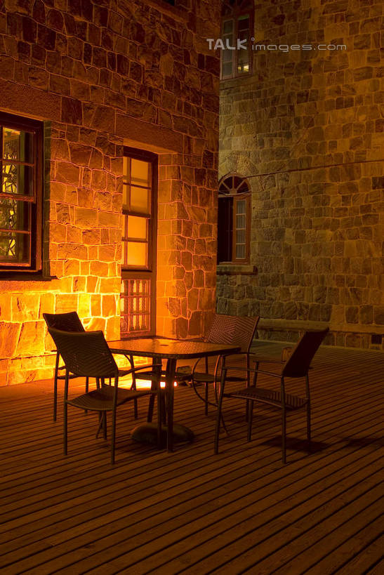 无人,餐厅,竖图,室外,夜晚,正面,度假,建材,美景,餐桌,窗户,桌子,城市风光,城市,建筑,椅子,南京,中国,亚洲,阴影,光线,材料,影子,砖,砖块,木椅,墙,景观,灯光,娱乐,江苏,玻璃窗,墙壁,墙面,享受,休闲,砖头,景色,放松,建造,红砖,餐台,东亚,江苏省,南京市,中华人民共和国,华东地区,苏,省会,石头城,石料,彩图,餐馆,饭店,饭馆,砌墙砖,shwf1