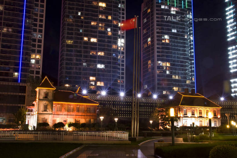 无人,高楼大厦,横图,室外,夜晚,仰视,度假,草地,草坪,美景,植物,城市风光,城市,大厦,建筑,路灯,摩天大楼,旗帜,国旗,照明,南京,中国,亚洲,阴影,光线,旗杆,影子,景观,灯光,娱乐,江苏,五星红旗,灯,草,绿色,享受,休闲,景色,放松,照亮,照明设备,中国国旗,东亚,江苏省,南京市,中华人民共和国,华东地区,苏,省会,石头城,旗,彩图,低角度拍摄,大楼,高层建筑,高楼,摩天楼,红地五星旗,中华人民共和国国旗,shwf1