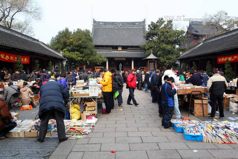 东方人,儿童,站,坐,横图,室外,白天,正面,购物,旅游,度假,纯洁,消费,名胜古迹,植物,桌子,标志建筑,地标,建筑,书籍,上海,中国,亚洲,一堆,许多,握,阴影,堆叠,堆积,遗迹,散落,光线,标志,瓦片,文字,影子,字符,屋檐,横幅,地面,市场,许多人,拿,拿着,注视,黄种人,古迹,文物,娱乐,标识,建设,古建筑,檐,树,树木,小孩,红色,绿色,天空,阳光,自然,天,观察,看,站着,一群人,享受,休闲,汉字,旅游胜地,放松,可爱,童年,童趣,握着,金融,生长,成长,观看,堆,申,察看,关注,中文,选购,贸易,童真,黄浦区,古文明,东亚,烂漫,无邪,上海市,文庙,中华人民共和国,沪,华东地区,国文,华文,天真,男孩,男人,男性,年轻男性,年轻女性,女人,女性,亚洲人,孩子,书,图书,站立,坐着,半身,彩图,男生,上海文庙,文庙路,书市,shwf1