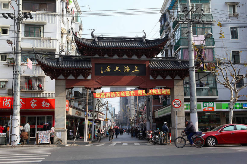 东方人,家,走,横图,室外,白天,正面,旅游,度假,名胜古迹,窗户,标志建筑,道路,地标,建筑,路,路灯,人行横道,指示牌,公路,自行车,汽车,照明,上海,中国,亚洲,游客,游人,阴影,遗迹,电力,光线,标志,电线,电线杆,路标,牌匾,瓦片,文字,线,影子,字符,房屋,屋檐,屋子,人行道,横幅,灯光,电能,交通,许多人,线路,黄种人,古迹,文物,娱乐,标识,建设,古建筑,楼房,檐,玻璃窗,匾额,住宅,车,脚踏车,灯,红色,天空,阳光,交通工具,轿车,天,一群人,享受,休闲,汉字,旅游胜地,放松,电,电源,照亮,申,照明设备,中文,载具,人行横道线,能量,黄浦区,古文明,东亚,上海市,文庙,中华人民共和国,沪,华东地区,国文,华文,男人,男性,年轻男性,年轻女性,女人,女性,亚洲人,斑马线,马路,步行,散步,走路,半身,彩图,房子,上海文庙,文庙路,shwf1