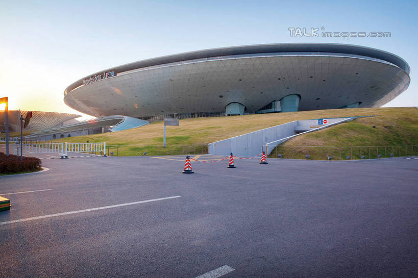 无人,横图,室外,白天,正面,度假,草地,草坪,美景,植物,楼梯,城市风光,城市,道路,路,路灯,公路,照明,上海,中国,亚洲,阴影,条纹,分离,光线,影子,阶梯,景观,灯光,分界线,地面,停车线,交通,警告,娱乐,台阶,灯,草,红色,蓝色,绿色,蓝天,天空,阳光,天,享受,休闲,世博文化中心,上海世博馆,世博馆,上海世博会,世博,世博会,景色,放松,警示,晴朗,车行道,车行道分界线,隔离,禁止,照亮,申,提醒,照明设备,提示,限制,标线,交通标志,东亚,路锥,车行线,世博园,上海市,万里无云,中华人民共和国,沪,华东地区,交通锥,危险,晴空,晴空万里,马路,彩图,梅赛德斯.奔驰文化中心,梅赛德斯奔驰文化中心,上海梅赛德斯.奔驰文化中心,shwf1