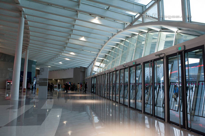 东方人,走,横图,室内,夜晚,正面,度假,美景,窗户,落地窗,城市风光,城市,照明,上海,中国,亚洲,游客,游人,阴影,光线,瓷砖,地砖,影子,柱子,墙,景观,灯光,地面,许多人,黄种人,娱乐,顶灯,玻璃窗,墙壁,墙面,灯,灯具,一群人,享受,休闲,世博文化中心,上海世博馆,世博馆,上海世博会,世博,世博会,景色,放松,照亮,申,照明设备,东亚,世博园,上海市,中华人民共和国,沪,华东地区,男人,男性,年轻男性,年轻女性,女人,女性,亚洲人,步行,散步,走路,半身,彩图,梅赛德斯.奔驰文化中心,梅赛德斯奔驰文化中心,上海梅赛德斯.奔驰文化中心,shwf1