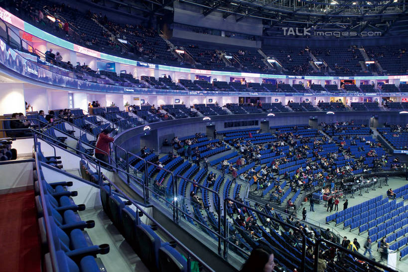 东方人,观众,栏杆,站,坐,横图,俯视,室内,夜晚,度假,美景,城市风光,城市,椅子,照明,上海,中国,亚洲,一排,许多,阴影,弯曲,整齐,环绕,围绕,光线,瓷砖,地砖,影子,景观,围栏,灯光,地面,许多人,弧形,注视,黄种人,娱乐,观众席,护栏,顶灯,座椅,灯,排列,灯具,观察,看,站着,一群人,享受,休闲,弧度,世博文化中心,上海世博馆,世博馆,上海世博会,世博,世博会,景色,放松,观看,照亮,申,察看,照明设备,队列,关注,东亚,世博园,上海市,中华人民共和国,沪,华东地区,男人,男性,年轻男性,年轻女性,女人,女性,亚洲人,观赏人员,站立,坐着,半身,彩图,高角度拍摄,梅赛德斯.奔驰文化中心,梅赛德斯奔驰文化中心,上海梅赛德斯.奔驰文化中心,shwf1