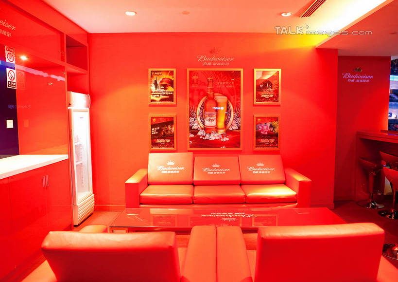 无人,横图,室内,夜晚,正面,度假,美景,吧台,沙发,天花板,桌面,桌子,城市风光,城市,椅子,照明,上海,中国,亚洲,阴影,装饰,光线,瓷砖,地砖,影子,景观,灯光,地面,茶几,娱乐,顶灯,墙画,灯,排列,灯具,享受,休闲,世博文化中心,上海世博馆,世博馆,上海世博会,世博,世博会,景色,放松,吧椅,华丽,修饰,照亮,点缀,申,照明设备,队列,东亚,世博园,上海市,中华人民共和国,沪,华东地区,衬托,美观,雅致,雅观,吧台椅,酒吧椅,装饰画,彩图,梅赛德斯.奔驰文化中心,梅赛德斯奔驰文化中心,上海梅赛德斯.奔驰文化中心,皮沙发,shwf1