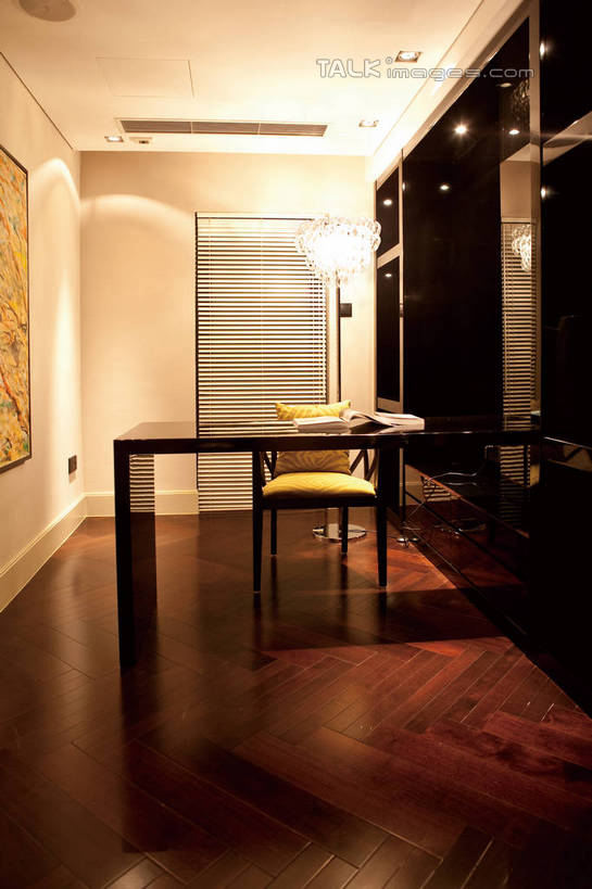 无人,家,竖图,室内,白天,正面,别墅,地板,家具,靠垫,书房,天花板,装修,桌子,建筑,椅子,照明,欧式,装饰,办公桌,房屋,木椅,墙,屋子,公寓,灯光,靠枕,地面,豪华,建设,现代,装潢,洋房,楼房,木地板,墙壁,墙画,墙面,住宅,灯,灯具,垫子,落地灯,室内装潢,枕头,华丽,修饰,样板房,明亮,照亮,点缀,舒适,家居装潢,照明设备,房产,房地产,房屋设计,地中海风格,古典风格,简约风格,室内设计,宽敞,样板房装潢,衬托,美观,雅致,雅观,设计,装饰画,彩图,房子,shwf1