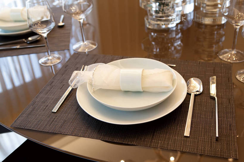 无人,家,横图,室内,特写,白天,正面,别墅,餐桌,家具,装修,桌面,桌子,建筑,静物,杯子,餐具,欧式,一副,阴影,装饰,光线,叉子,碟子,高脚杯,盘,影子,勺子,房屋,屋子,公寓,灯光,豪华,建设,现代,装潢,洋房,楼房,住宅,玻璃制品,盘子,餐巾,酒杯,调羹,碟,室内装潢,汤匙,餐台,样板房,明亮,舒适,家居装潢,房产,房地产,餐垫,房屋设计,地中海风格,古典风格,简约风格,室内设计,宽敞,餐叉,一套,样板房装潢,设计,玻璃杯,进餐用具,彩图,房子,shwf1