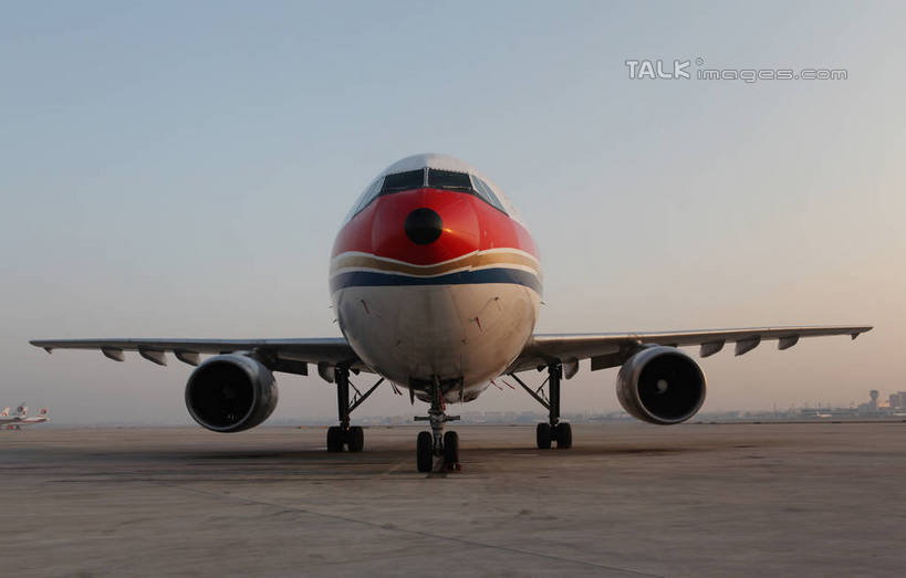 无人,机场,横图,室外,特写,白天,正面,飞机,飞机场,阴影,条纹,光线,轮子,影子,机翼,引擎,地面,交通,航空,红色,蓝色,蓝天,天空,阳光,停机坪,交通工具,天,发动机,运输,一架,晴朗,客机,停泊,载具,万里无云,航空站,空港,晴空,晴空万里,彩图,shwf1