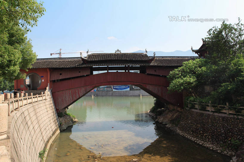 无人,栏杆,横图,室外,白天,正面,旅游,度假,技术,河流,名胜古迹,树林,水,植物,标志建筑,地标,建筑,中国,亚洲,阴影,清澈,遗迹,光线,木板,影子,河水,水流,水面,围栏,桥,木桥,古迹,文物,娱乐,设备,建设,古建筑,浙江,护栏,栈桥,吊车,树,树木,浙江省,施工,蓝色,绿色,蓝天,天空,阳光,自然,交通工具,天,享受,休闲,机械,起重机,旅游胜地,放松,生长,晴朗,成长,人行桥,木板桥,工程,载具,古文明,东亚,廊桥,万里无云,中华人民共和国,华东地区,浙,丽水,丽水市,工作车,施工车,汽车吊,庆元,庆元县,晴空,晴空万里,彩图,咏归桥,shwf1