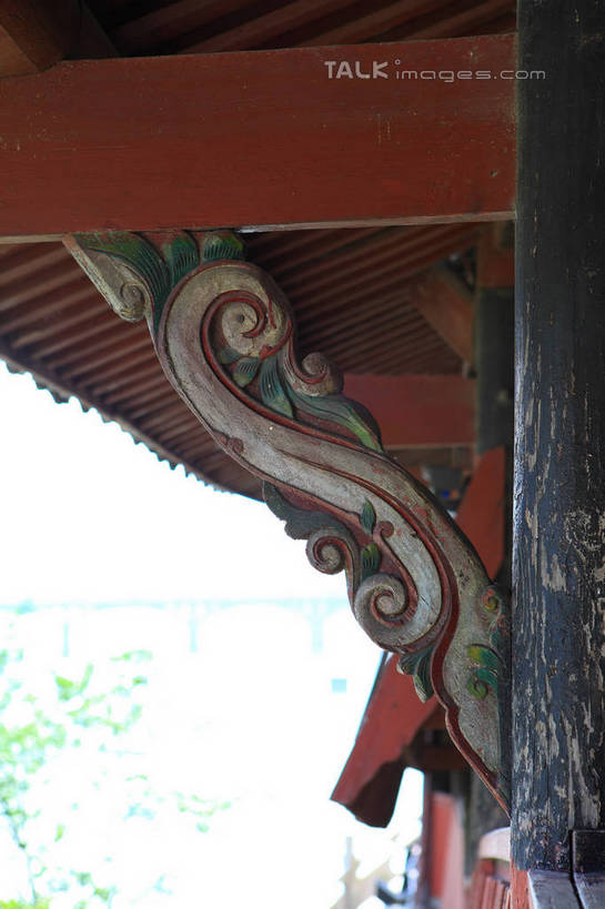 无人,竖图,室外,白天,仰视,旅游,度假,名胜古迹,标志建筑,地标,建筑,木雕,雕塑,中国,亚洲,阴影,花纹,遗迹,艺术,装饰,光线,雕刻,雕像,瓦片,影子,柱子,屋檐,云,云朵,云彩,古迹,文物,娱乐,建设,古建筑,浙江,檐,浙江省,蓝色,白云,蓝天,天空,阳光,工艺品,天,享受,休闲,旅游胜地,放松,晴朗,纪念,华丽,修饰,美术,点缀,主题,陈列,古文明,东亚,廊桥,中华人民共和国,华东地区,浙,功能,美学,衬托,美观,雅致,雅观,丽水,丽水市,庆元,庆元县,晴空,彩图,低角度拍摄,咏归桥,shwf1