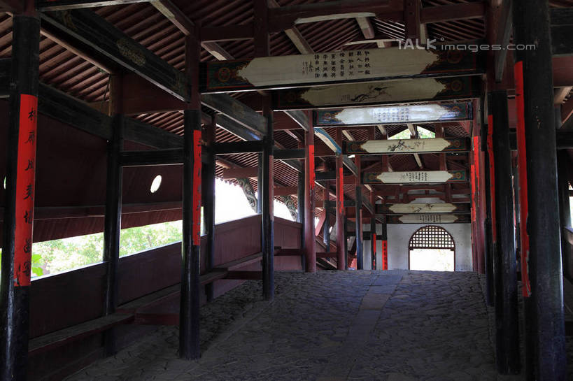 无人,栏杆,横图,室内,白天,仰视,旅游,度假,名胜古迹,标志建筑,地标,建筑,中国,亚洲,许多,阴影,遗迹,装饰,光线,标志,文字,影子,柱子,字符,屋顶,围栏,地面,顶棚,古迹,文物,娱乐,标识,建设,古建筑,浙江,护栏,浙江省,排列,阳光,享受,休闲,汉字,旅游胜地,放松,华丽,修饰,点缀,队列,中文,古文明,东亚,廊桥,中华人民共和国,华东地区,浙,衬托,美观,雅致,雅观,国文,华文,丽水,丽水市,庆元,庆元县,彩图,低角度拍摄,咏归桥,shwf1