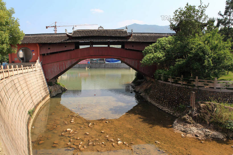 无人,栏杆,横图,室外,白天,正面,旅游,度假,技术,河流,名胜古迹,树林,水,植物,标志建筑,地标,建筑,中国,亚洲,阴影,清澈,遗迹,光线,木板,影子,河水,水流,水面,围栏,桥,木桥,古迹,文物,娱乐,设备,建设,古建筑,浙江,护栏,栈桥,吊车,树,树木,浙江省,施工,蓝色,绿色,蓝天,天空,阳光,自然,交通工具,天,享受,休闲,机械,起重机,旅游胜地,放松,生长,晴朗,成长,人行桥,木板桥,工程,载具,古文明,东亚,廊桥,万里无云,中华人民共和国,华东地区,浙,丽水,丽水市,工作车,施工车,汽车吊,庆元,庆元县,晴空,晴空万里,彩图,咏归桥,shwf1