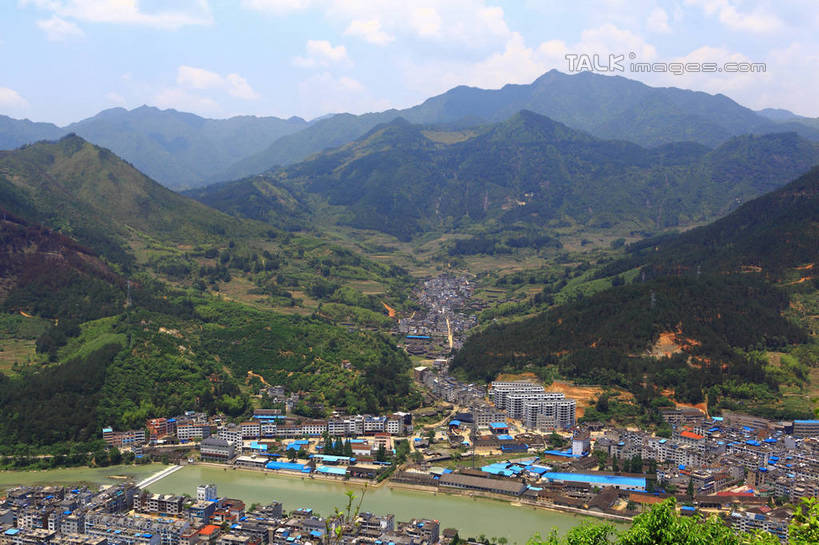 无人,家,横图,俯视,航拍,室外,白天,旅游,度假,河流,美景,山,山脉,树林,水,植物,中国,亚洲,许多,阴影,弯曲,光线,影子,房屋,屋子,河水,景观,山峰,水流,云,云朵,山峦,弧形,云彩,娱乐,浙江,楼房,住宅,树,树木,浙江省,排列,蓝色,绿色,白云,蓝天,天空,阳光,自然,群山,天,享受,休闲,弧度,景色,放松,蜿蜒,生长,晴朗,成长,鸟瞰,队列,自然风光,东亚,中华人民共和国,华东地区,浙,丽水,丽水市,庆元,庆元县,晴空,彩图,高角度拍摄,房子,shwf1