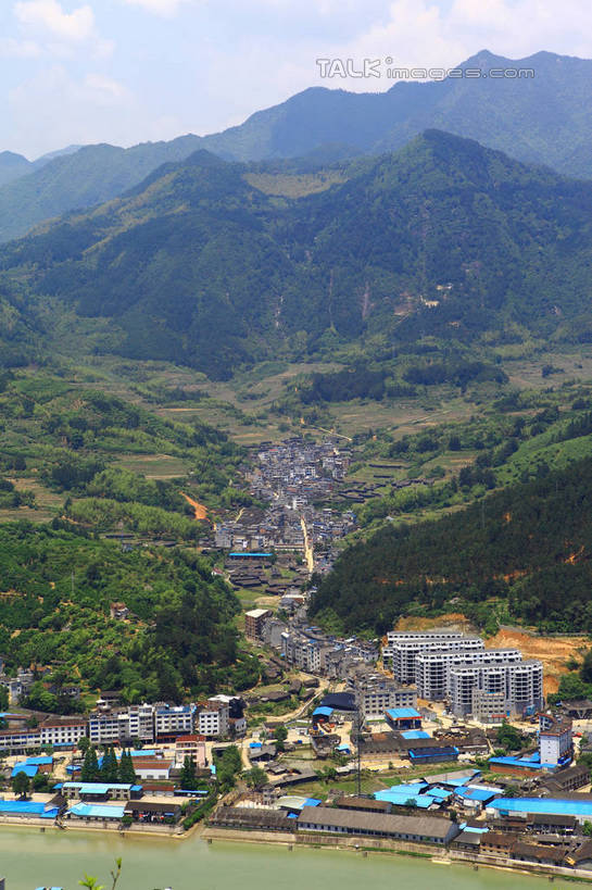 无人,家,竖图,俯视,航拍,室外,白天,旅游,度假,河流,美景,山,山脉,树林,水,植物,中国,亚洲,许多,阴影,弯曲,光线,影子,房屋,屋子,河水,景观,山峰,水流,云,云朵,山峦,弧形,云彩,娱乐,浙江,楼房,住宅,树,树木,浙江省,排列,蓝色,绿色,白云,蓝天,天空,阳光,自然,群山,天,享受,休闲,弧度,景色,放松,蜿蜒,生长,晴朗,成长,鸟瞰,队列,自然风光,东亚,中华人民共和国,华东地区,浙,丽水,丽水市,庆元,庆元县,晴空,彩图,高角度拍摄,房子,shwf1