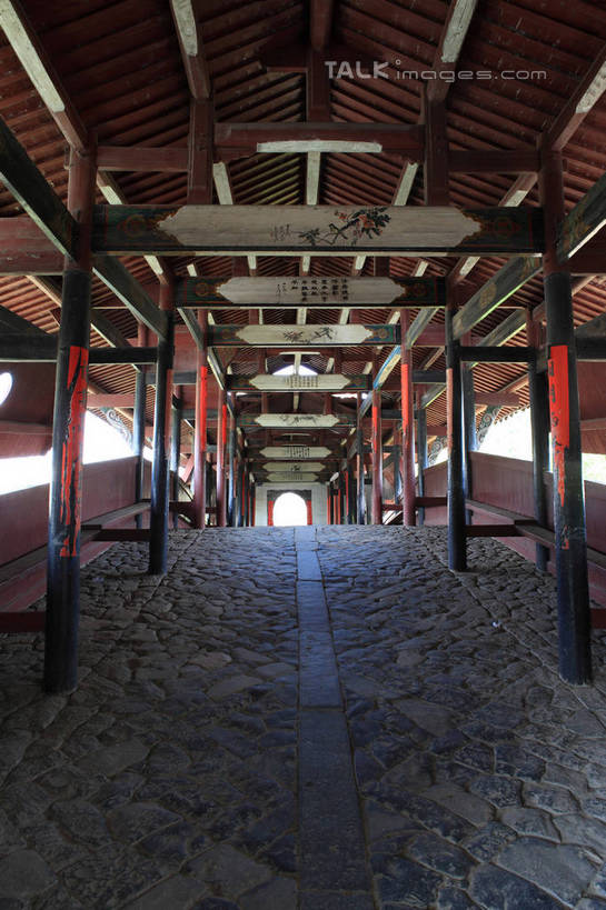 无人,竖图,室内,白天,正面,旅游,度假,名胜古迹,标志建筑,地标,建筑,中国,亚洲,一排,许多,阴影,遗迹,整齐,光线,木制,瓦片,影子,柱子,屋檐,地面,古迹,文物,娱乐,建设,古建筑,浙江,檐,浙江省,排列,阳光,木制品,享受,休闲,旅游胜地,放松,队列,古文明,东亚,廊桥,中华人民共和国,华东地区,浙,丽水,丽水市,庆元,庆元县,彩图,咏归桥,shwf1