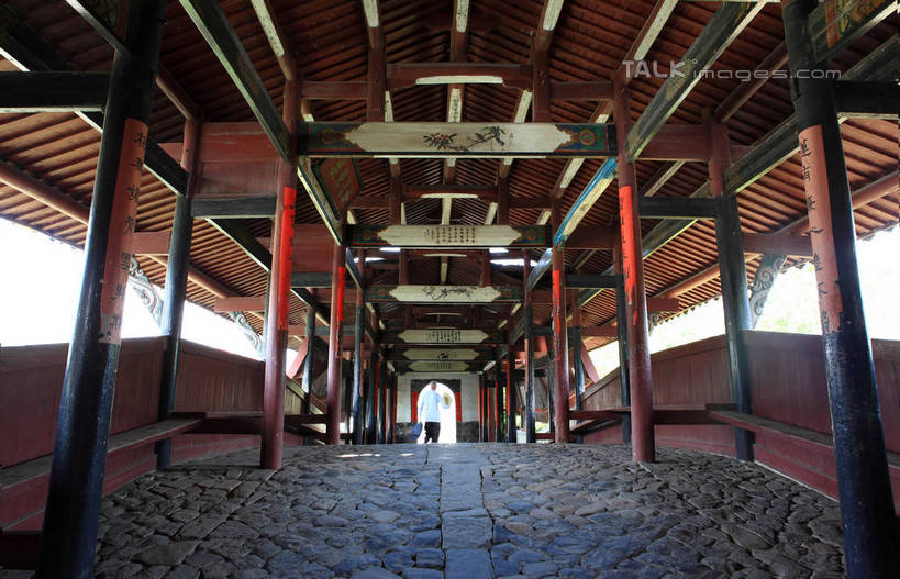 东方人,一个人,站,横图,室内,白天,旅游,度假,名胜古迹,标志建筑,地标,建筑,中国,亚洲,仅一个男性,仅一个人,仅一个中年男性,一排,许多,阴影,遗迹,整齐,装饰,光线,木制,标志,文字,影子,柱子,字符,地面,黄种人,古迹,文物,娱乐,标识,建设,古建筑,浙江,浙江省,排列,背面,阳光,木制品,站着,享受,休闲,汉字,旅游胜地,放松,华丽,修饰,点缀,队列,中文,古文明,东亚,廊桥,中华人民共和国,华东地区,浙,衬托,美观,雅致,雅观,国文,华文,丽水,丽水市,庆元,庆元县,男人,男性,中年男性,亚洲人,站立,半身,彩图,咏归桥,shwf1