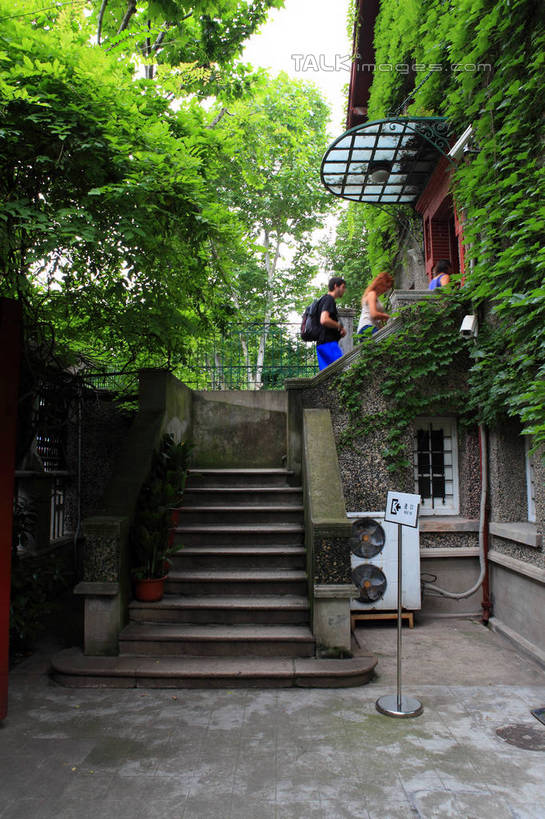 无人,花园,竖图,室外,白天,正面,旅游,度假,草地,草坪,名胜古迹,植物,楼梯,标志建筑,地标,建筑,上海,中国,亚洲,阴影,遗迹,光线,影子,阶梯,纪念馆,地面,古迹,文物,娱乐,建设,古建筑,台阶,草,树,树木,绿色,天空,阳光,自然,天,享受,休闲,石阶,旅游胜地,放松,生长,成长,申,卢湾区,古文明,东亚,思南路,上海市,周公馆,中华人民共和国,沪,华东地区,彩图,shwf1