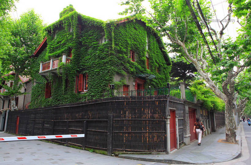 无人,花园,横图,室外,白天,正面,旅游,度假,草地,草坪,名胜古迹,植物,标志建筑,道路,地标,建筑,路,公路,上海,中国,亚洲,阴影,遗迹,电力,光线,电线,线,影子,纪念馆,电能,交通,警告,线路,古迹,文物,娱乐,建设,古建筑,草,树,树木,绿色,天空,阳光,自然,天,享受,休闲,旅游胜地,放松,警示,生长,成长,电,禁止,电源,电源线,申,提醒,提示,限制,能量,卢湾区,古文明,东亚,藤蔓植物,思南路,上海市,周公馆,中华人民共和国,沪,华东地区,危险,马路,彩图,挡车杆,挡车器,道闸,道闸杆,道闸机,挡车闸,shwf1