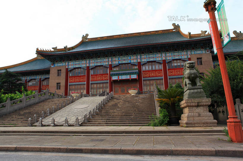 无人,家,栏杆,横图,室外,白天,仰视,旅游,度假,美景,植物,城市风光,标志建筑,城市,地标,建筑,路灯,照明,雕塑,上海,中国,亚洲,阴影,花纹,艺术,装饰,光线,雕刻,雕像,图案,瓦片,影子,房屋,阶梯,屋檐,屋子,景观,云,云朵,公寓,围栏,灯光,云彩,娱乐,建设,洋房,护栏,楼房,石雕,檐,台阶,住宅,灯,树,树木,蓝色,绿色,白云,蓝天,天空,阳光,自然,工艺品,天,享受,休闲,石阶,景色,放松,生长,晴朗,成长,纪念,华丽,修饰,照亮,美术,点缀,申,照明设备,主题,政府,陈列,杨浦区,东亚,上海市,中华人民共和国,沪,华东地区,功能,美学,衬托,美观,雅致,雅观,清源环路,晴空,彩图,低角度拍摄,房子,市政府,shwf1