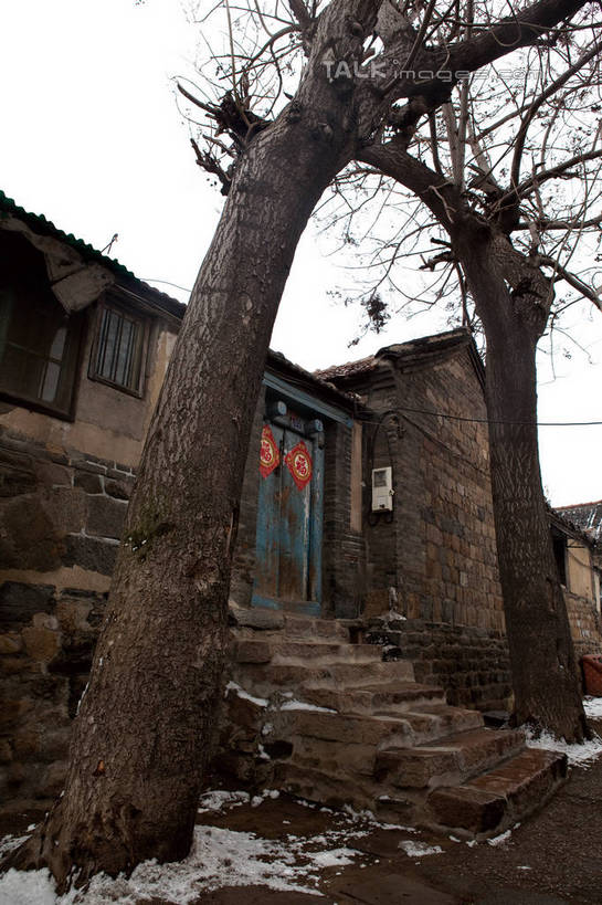 无人,家,竖图,室外,白天,仰视,旅游,度假,烟囱,雪,植物,大雪,窗户,门,中国,亚洲,阴影,电力,光线,电线,线,影子,房屋,阶梯,墙,屋子,积雪,雪景,冬季,冬天,电能,线路,娱乐,建设,山东,烟台,楼房,民居,玻璃窗,民宅,墙壁,墙面,台阶,住宅,电表,树,树木,红色,绿色,阳光,自然,门框,享受,休闲,石阶,放松,寒冷,生长,成长,春联,电,电源,电源线,能量,东亚,粘贴,山东省,中华人民共和国,华东地区,严寒,鲁,烟台市,彩图,低角度拍摄,房子,shwf1