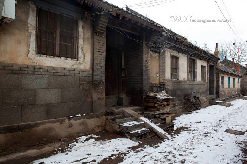 无人,家,横图,室外,白天,正面,旅游,度假,烟囱,雪,大雪,窗户,门,中国,亚洲,阴影,电力,光线,电线,线,影子,房屋,阶梯,墙,屋子,积雪,雪景,冬季,冬天,电能,线路,娱乐,建设,山东,烟台,楼房,民居,玻璃窗,民宅,墙壁,墙面,台阶,住宅,阳光,门框,享受,休闲,石阶,放松,寒冷,电,电源,电源线,能量,东亚,山东省,中华人民共和国,华东地区,严寒,鲁,烟台市,彩图,房子,shwf1