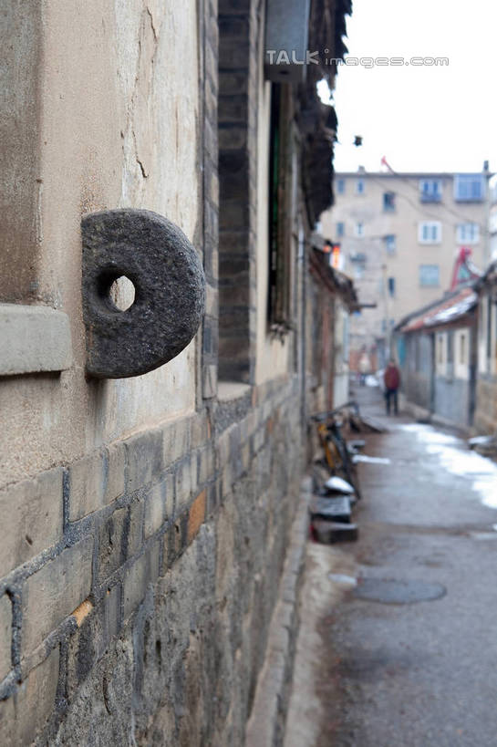 东方人,一个人,家,走,竖图,室外,特写,白天,正面,旅游,度假,雪,大雪,窗户,街道,中国,亚洲,仅一个男性,仅一个人,阴影,朦胧,模糊,光线,环,影子,房屋,墙,屋子,洞,积雪,雪景,冬季,冬天,地面,黄种人,娱乐,建设,山东,烟台,楼房,民居,民宅,墙壁,墙面,住宅,仅一个年轻男性,阳光,享受,休闲,放松,寒冷,东亚,山东省,中华人民共和国,华东地区,严寒,鲁,烟台市,男人,男性,年轻男性,亚洲人,步行,散步,走路,彩图,全身,房子,shwf1